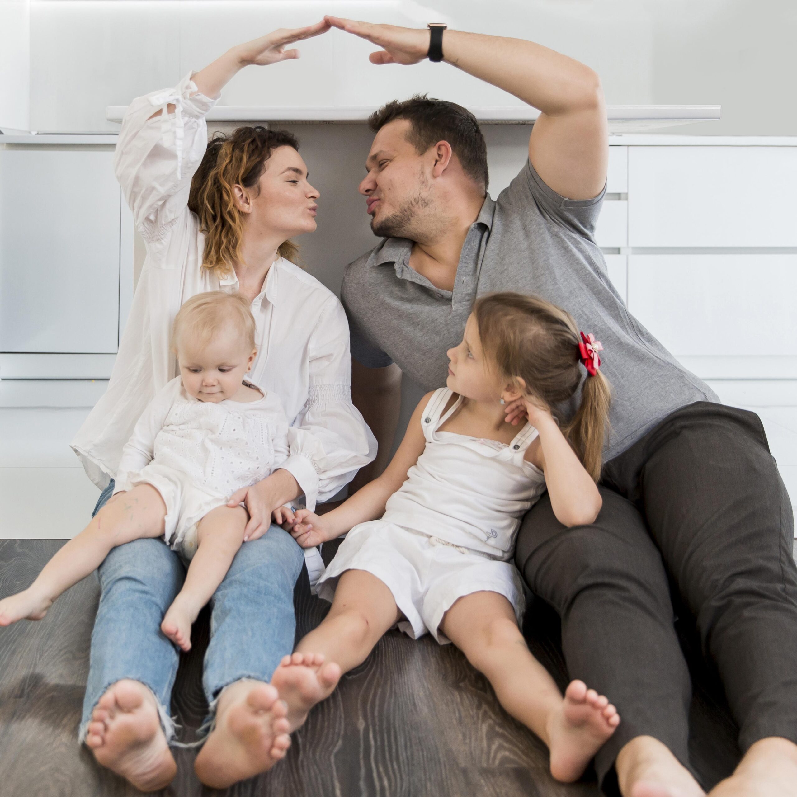 familia-feliz-de-tiro-completo-no-chao